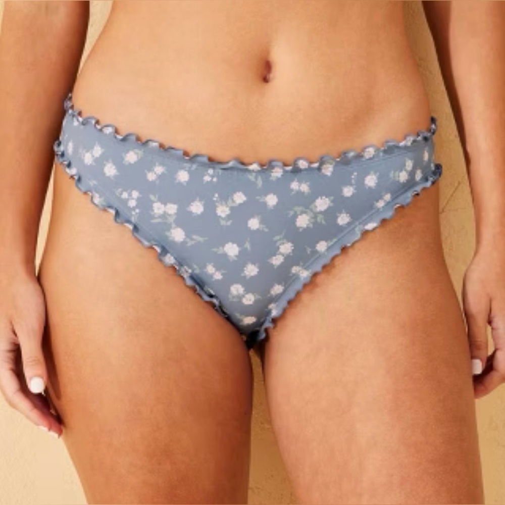 Women's Ruffle Cheeky Bikini Bottom
Shade & Shore Floral Print
Low Rise
M (8/10)